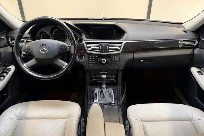 Sølv Mercedes E220 fra 2010