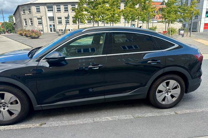 Sort Audi e-tron fra 2021