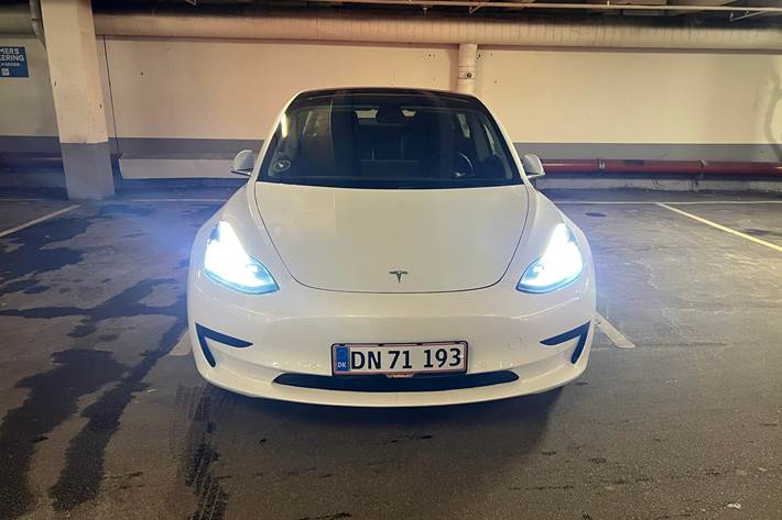 Hvid Tesla Model 3 fra 2020