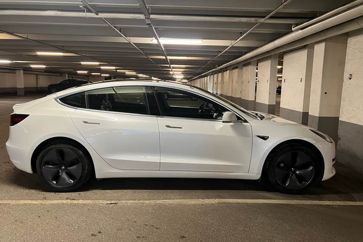 Hvid Tesla Model 3 fra 2020
