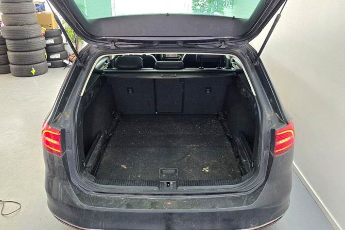 Grå VW Passat fra 2018