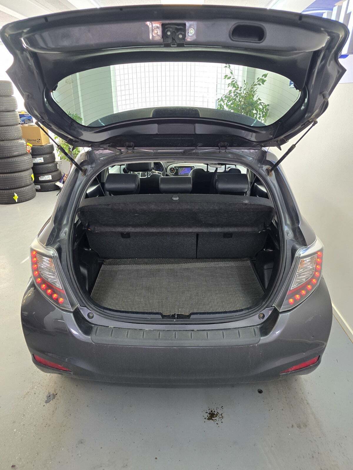 Sort Toyota Yaris fra 2012