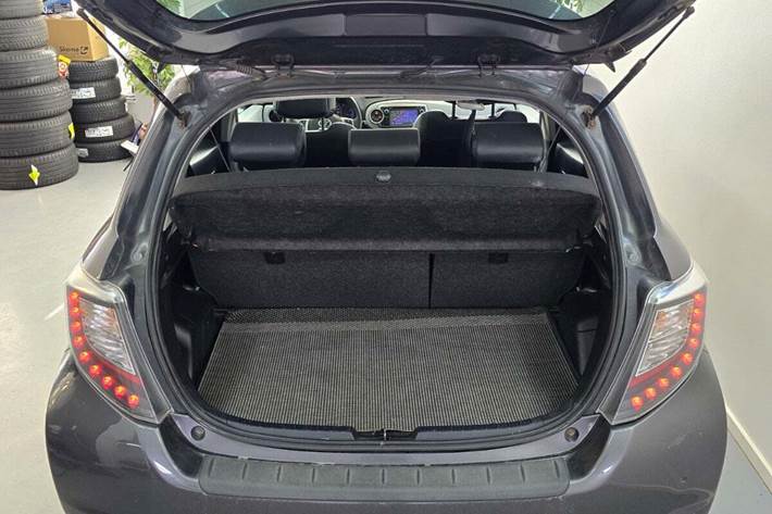 Sort Toyota Yaris fra 2012