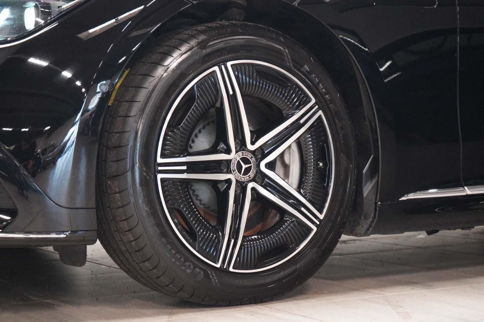 Sort Mercedes EQE350+ fra 2022