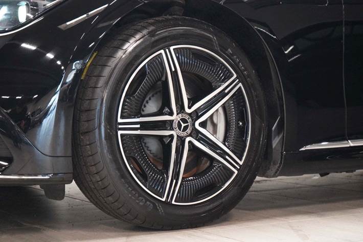 Sort Mercedes EQE350+ fra 2022