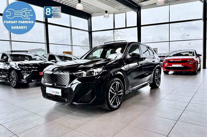 Sort BMW iX1 fra 2024 set udefra