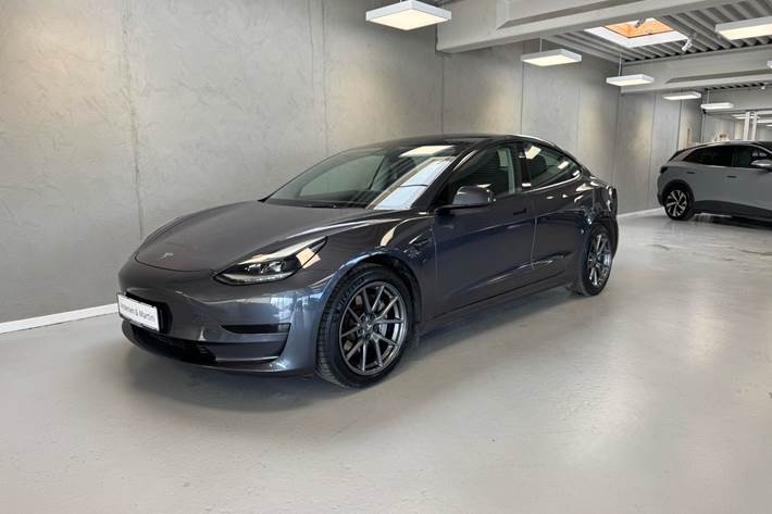 Grå Tesla Model 3 fra 2021