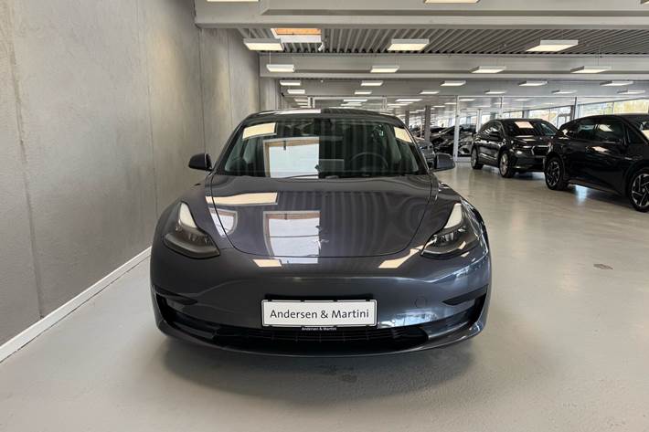 Grå Tesla Model 3 fra 2021