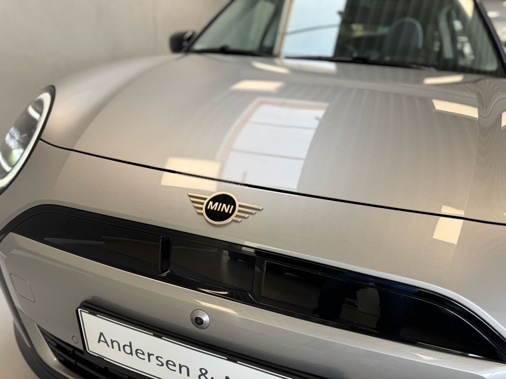 Sølv Mini Cooper fra 2024