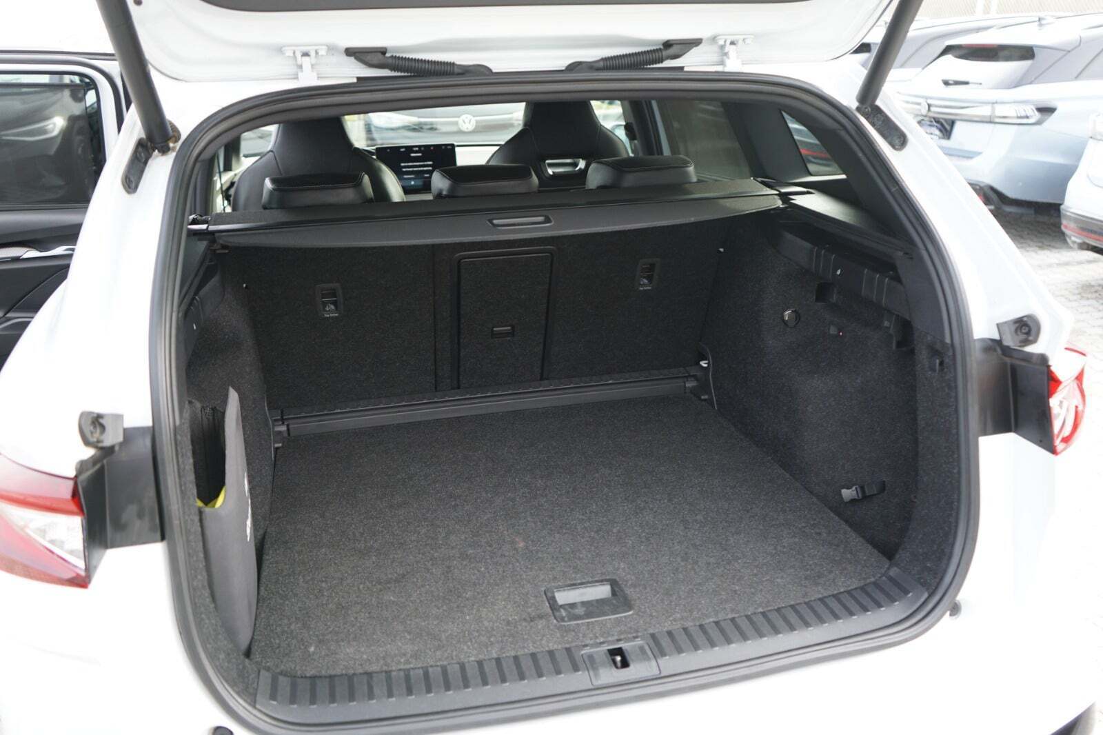 Hvid Skoda Enyaq fra 2023