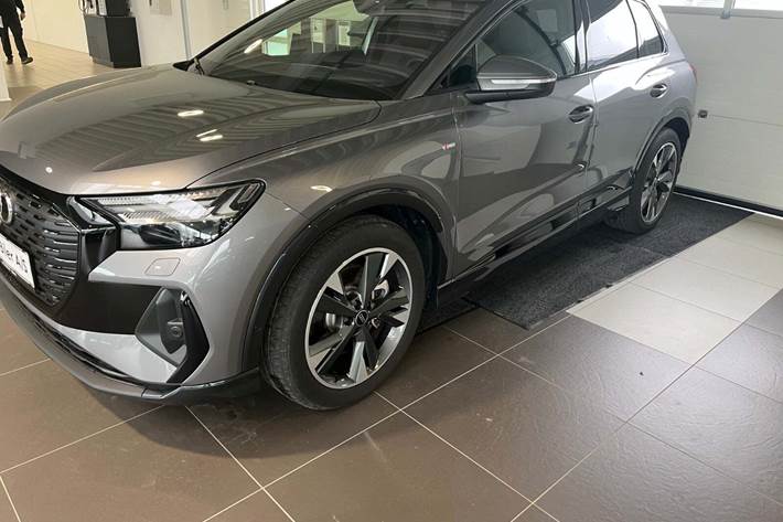 Grå Audi Q4 e-tron fra 2025