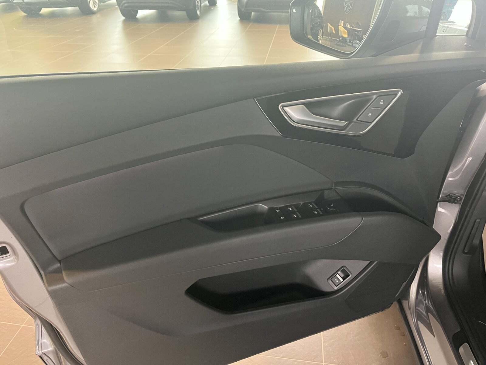 Grå Audi Q4 e-tron fra 2025