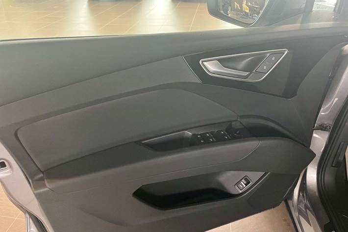 Grå Audi Q4 e-tron fra 2025