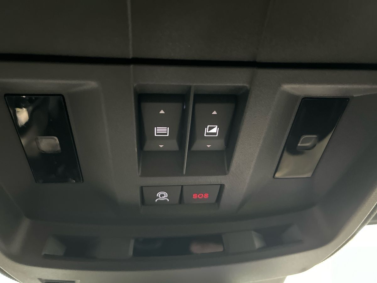 Blå Peugeot e-5008 fra 2024