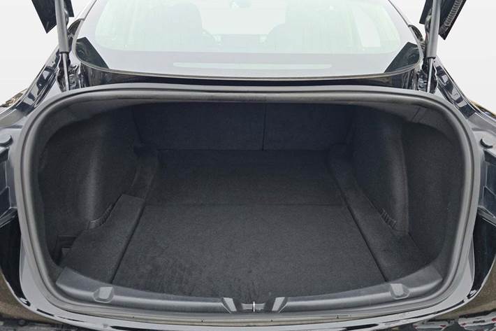 Sort Tesla Model 3 fra 2020