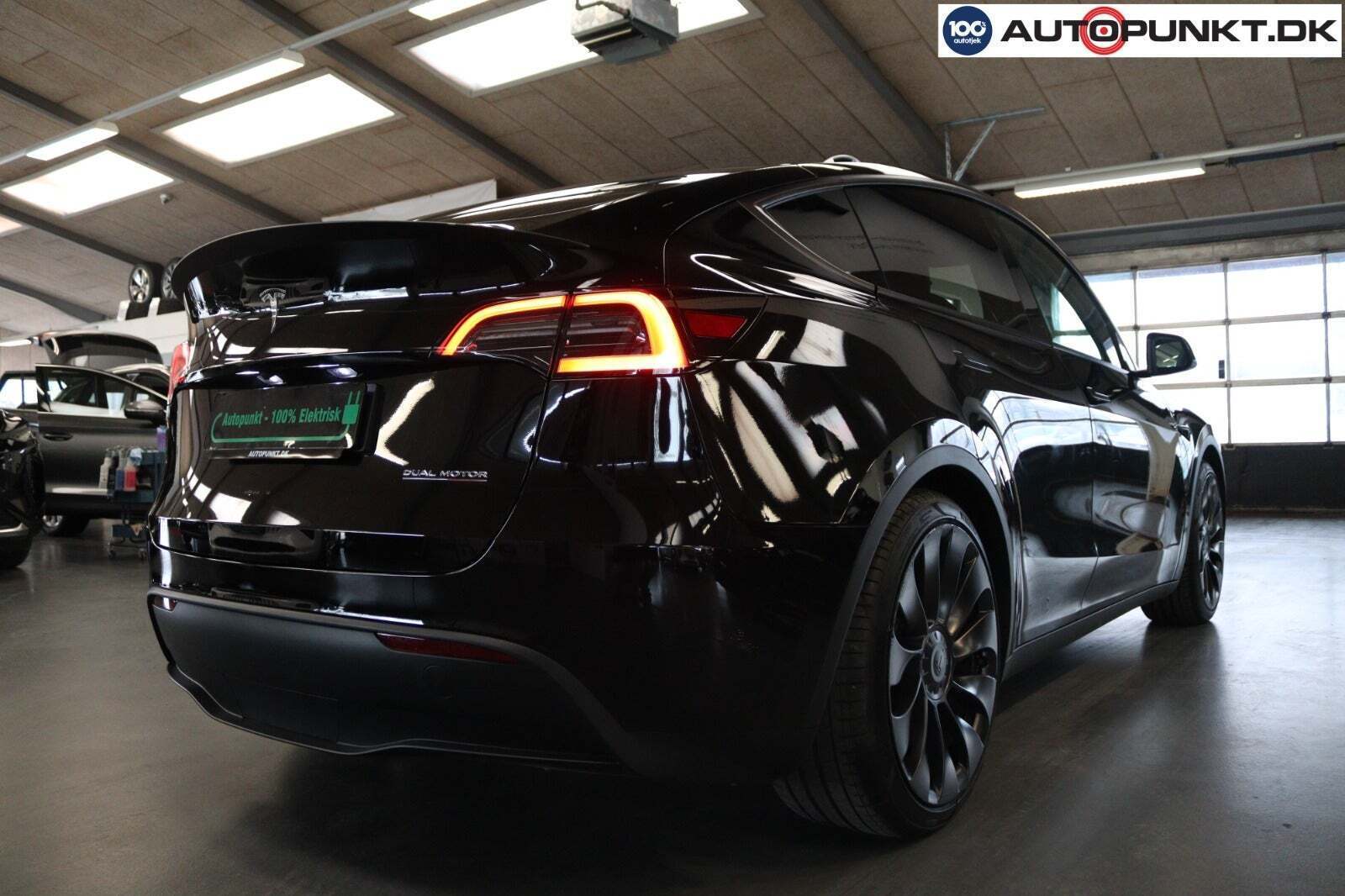 Sort Tesla Model Y fra 2023