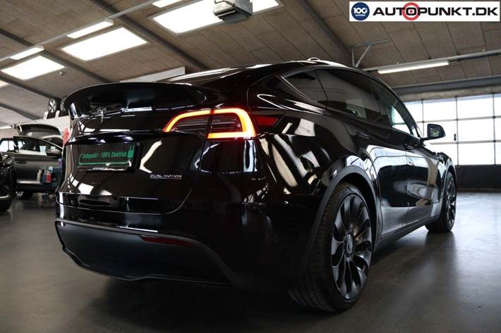 Sort Tesla Model Y fra 2023