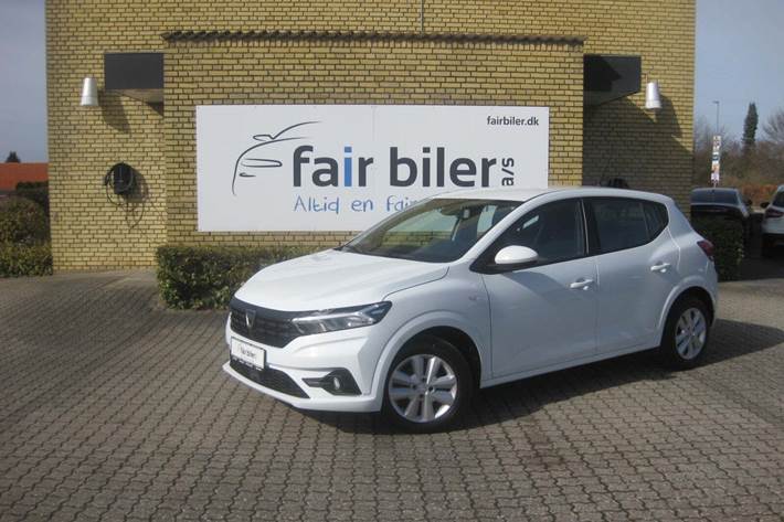 Hvid Dacia Sandero fra 2022 set udefra
