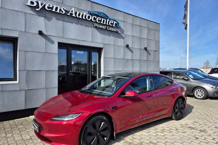 Rød Tesla Model 3 fra 2024