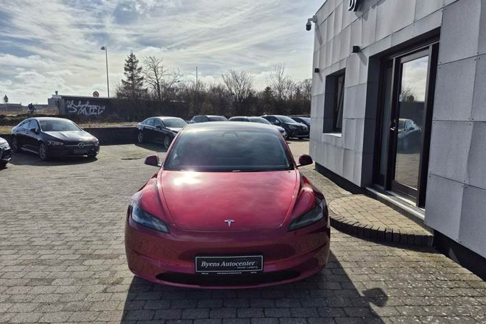 Rød Tesla Model 3 fra 2024
