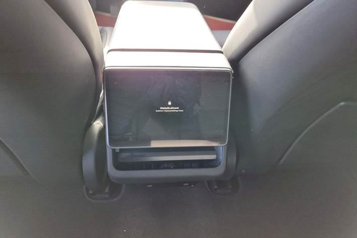 Rød Tesla Model 3 fra 2024