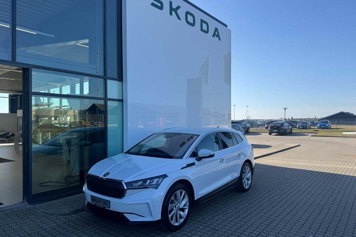Hvid Skoda Enyaq fra 2023