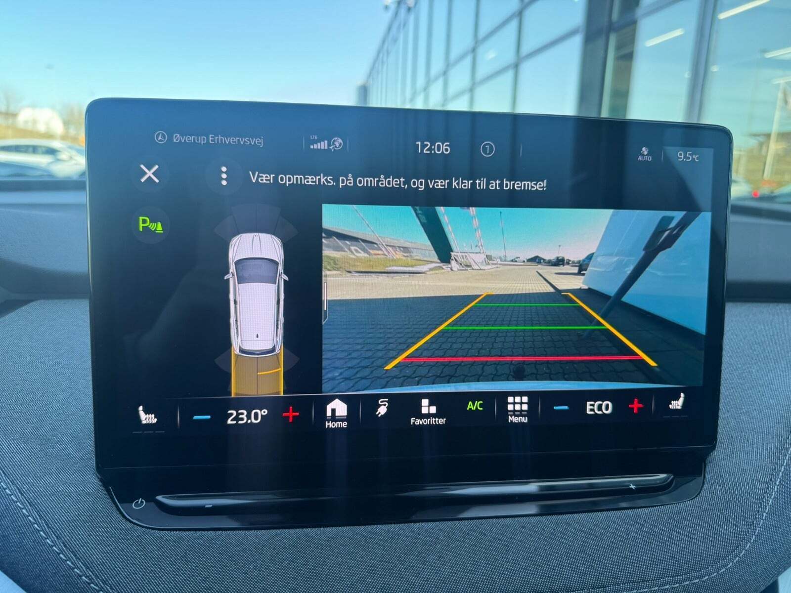 Hvid Skoda Enyaq fra 2023