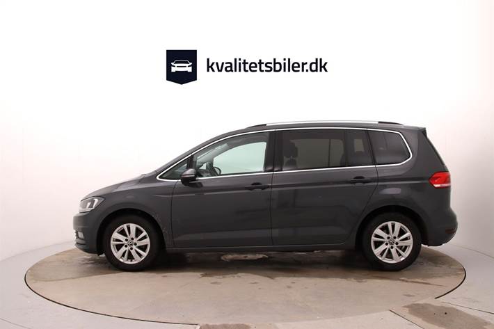 Grå VW Touran fra 2021