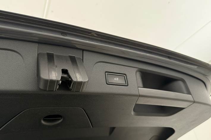 Grå VW Touran fra 2021