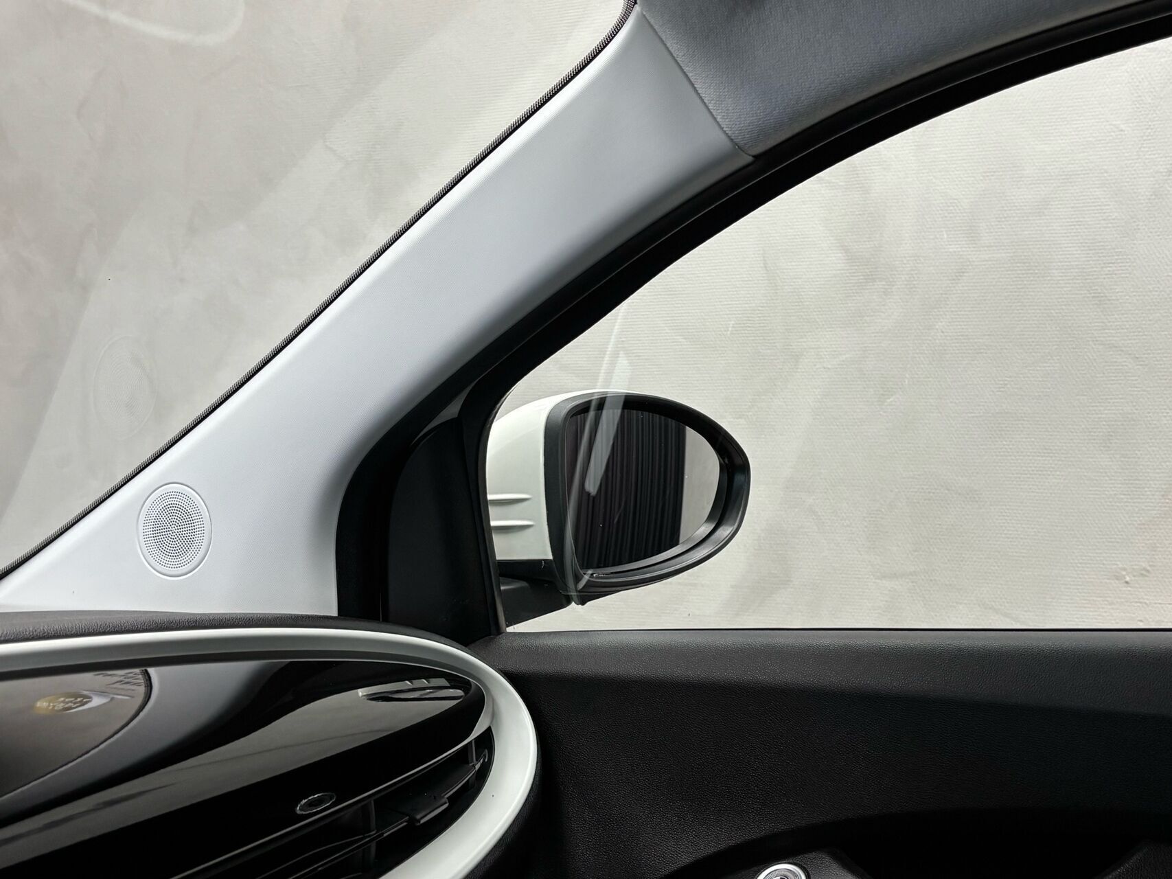 Hvid Fiat 500e fra 2023