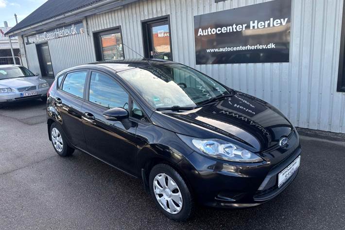 Sort Ford Fiesta fra 2011 set udefra