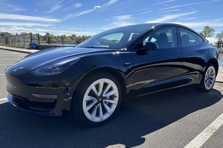 Sort Tesla Model 3 fra 2023