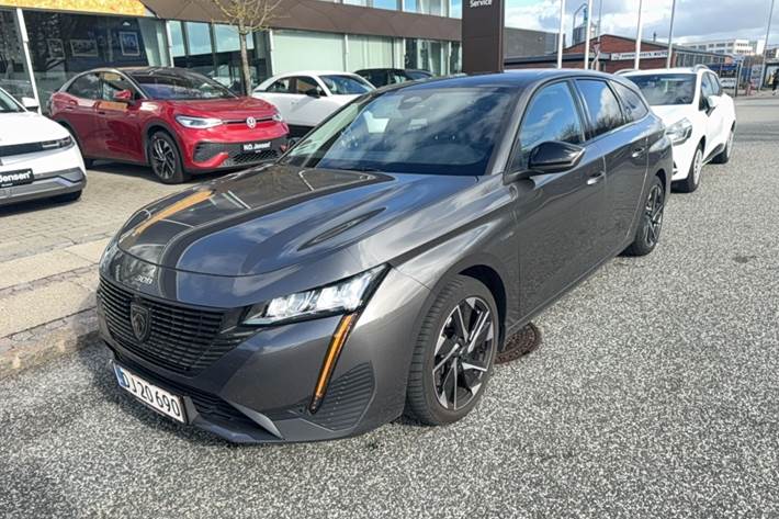 Grå Peugeot 308 fra 2022