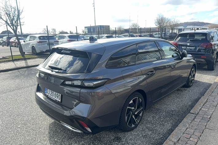 Grå Peugeot 308 fra 2022