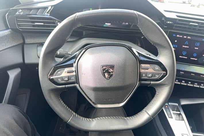 Grå Peugeot 308 fra 2022