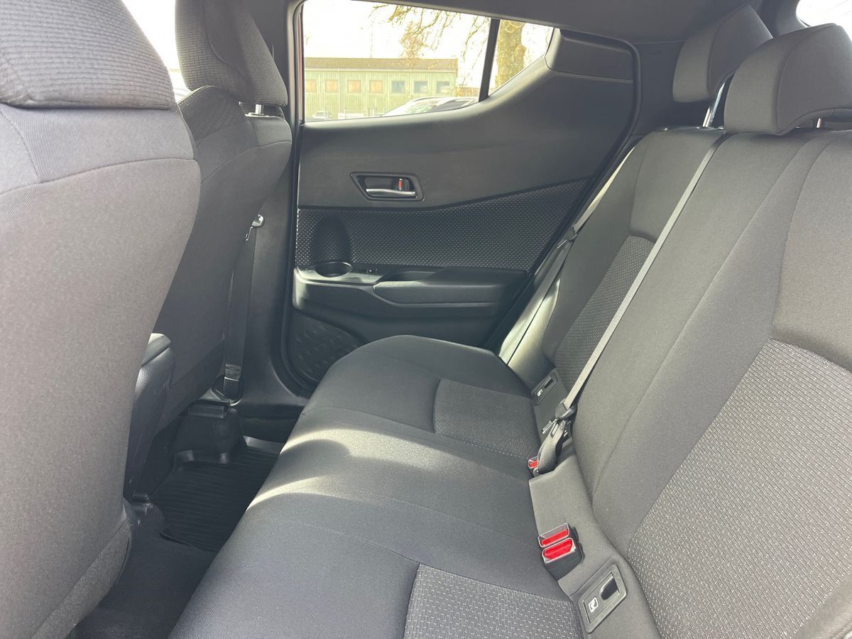 Hvid Toyota C-HR fra 2019