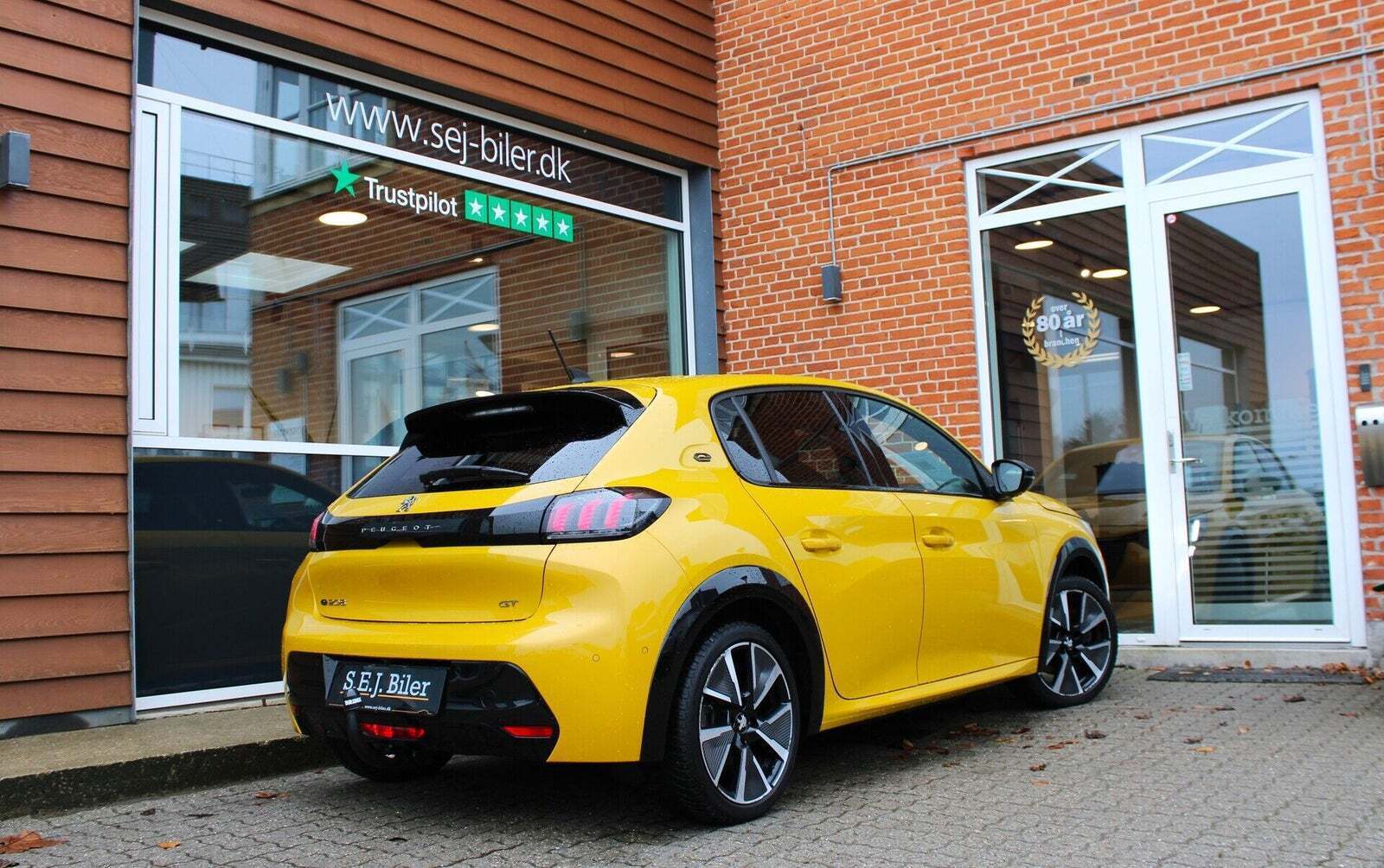 Gul Peugeot e-208 fra 2020