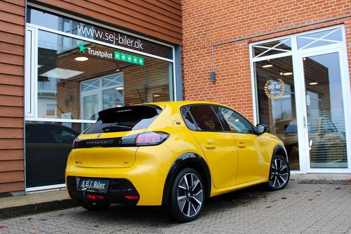 Gul Peugeot e-208 fra 2020