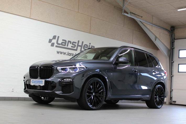 Grå BMW X5 fra 2021 set udefra
