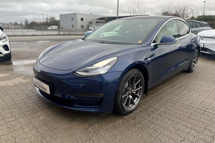 Blå Tesla Model 3 fra 2019 set udefra