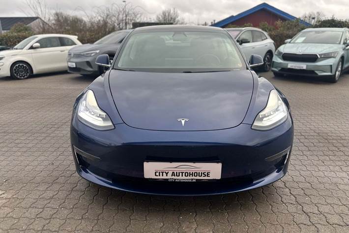 Blå Tesla Model 3 fra 2019