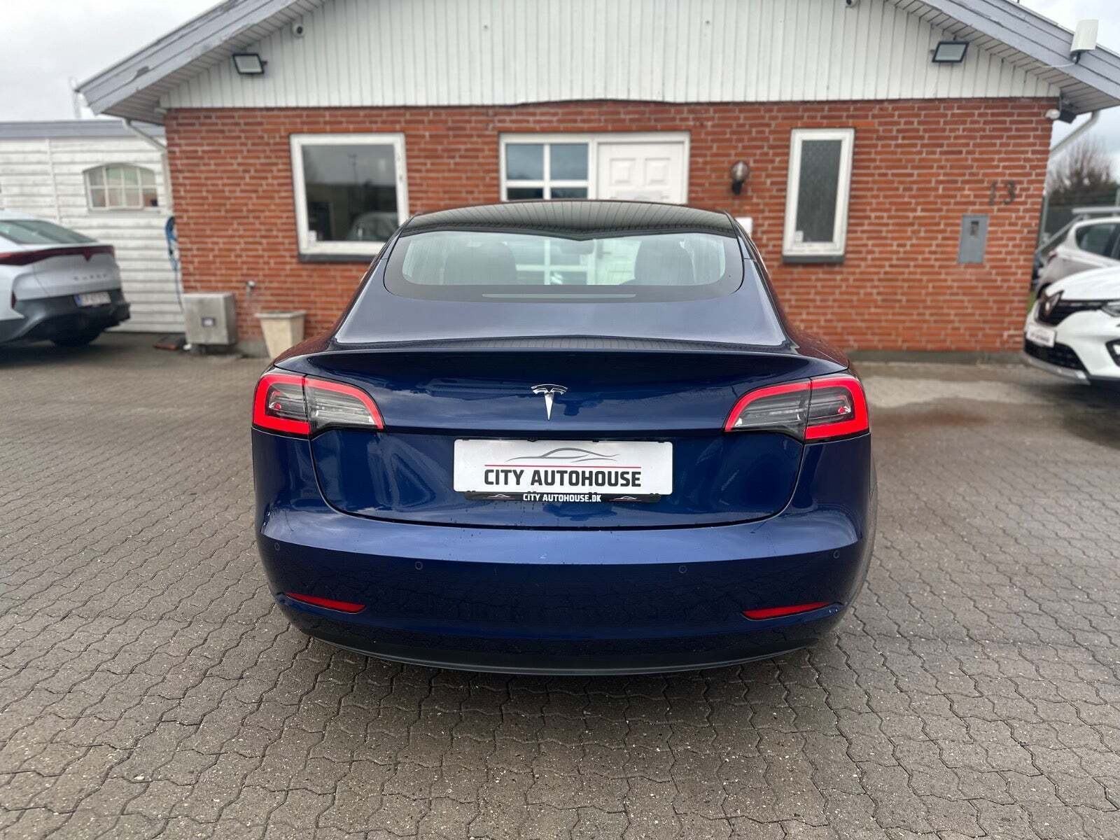 Blå Tesla Model 3 fra 2019