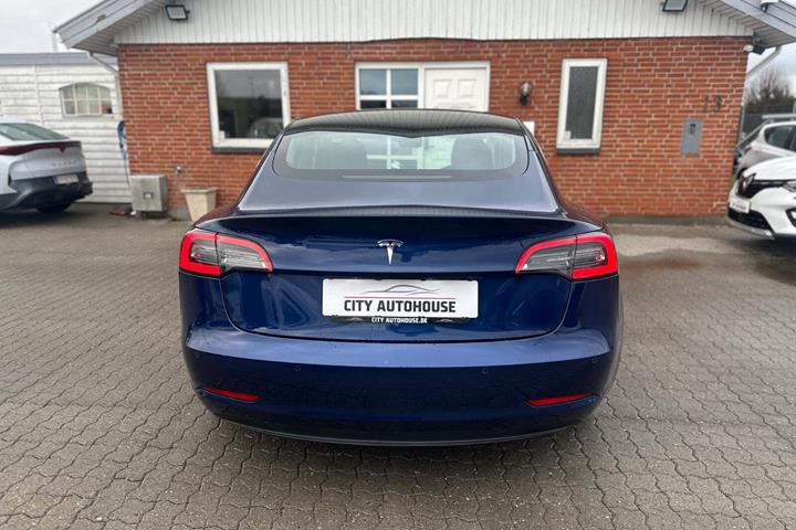 Blå Tesla Model 3 fra 2019