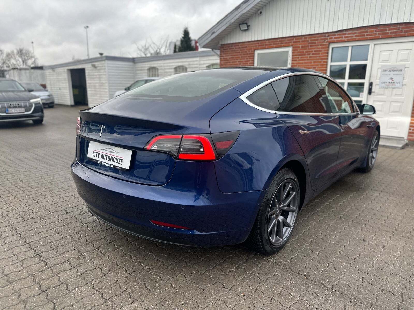 Blå Tesla Model 3 fra 2019