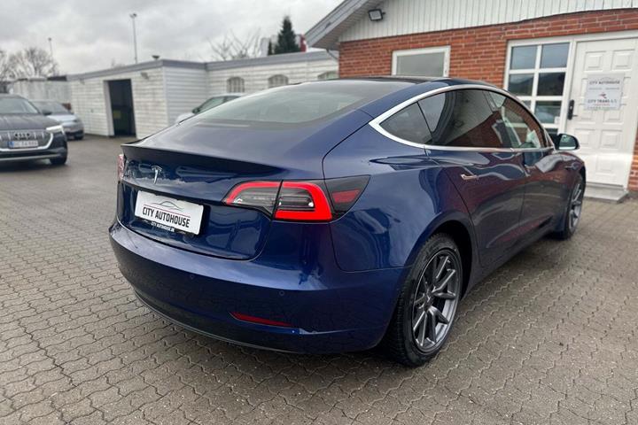 Blå Tesla Model 3 fra 2019