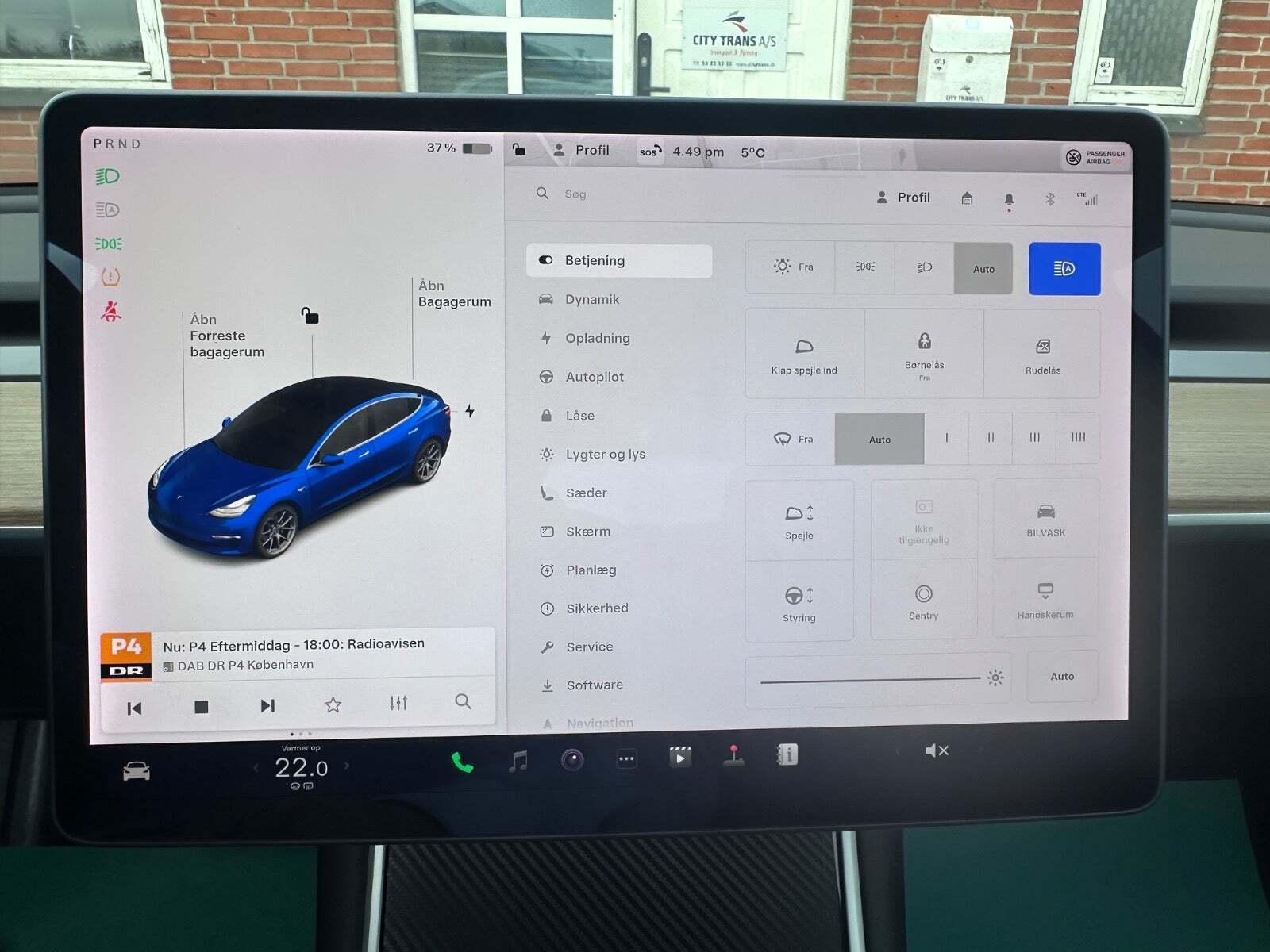 Blå Tesla Model 3 fra 2019