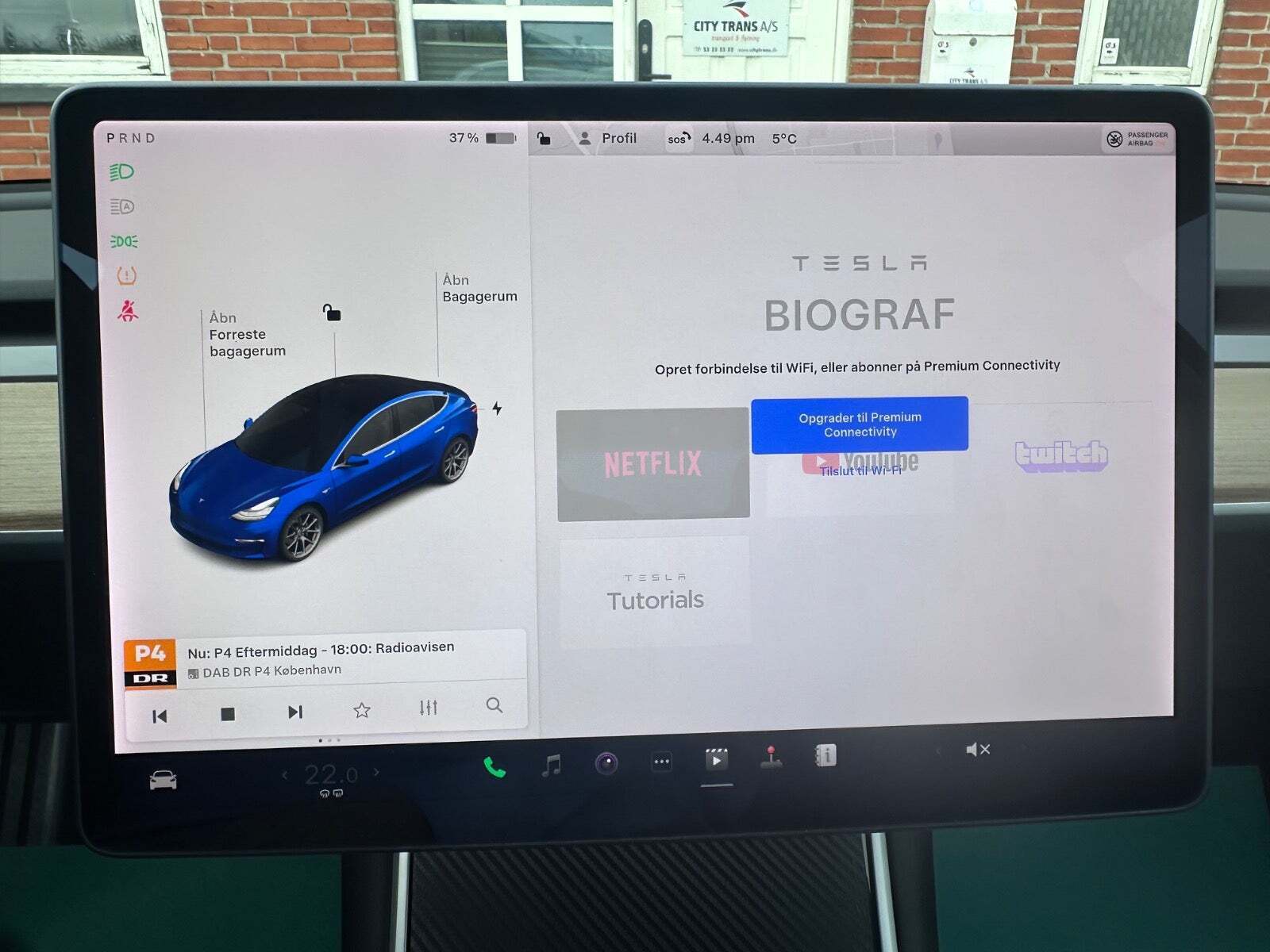 Blå Tesla Model 3 fra 2019