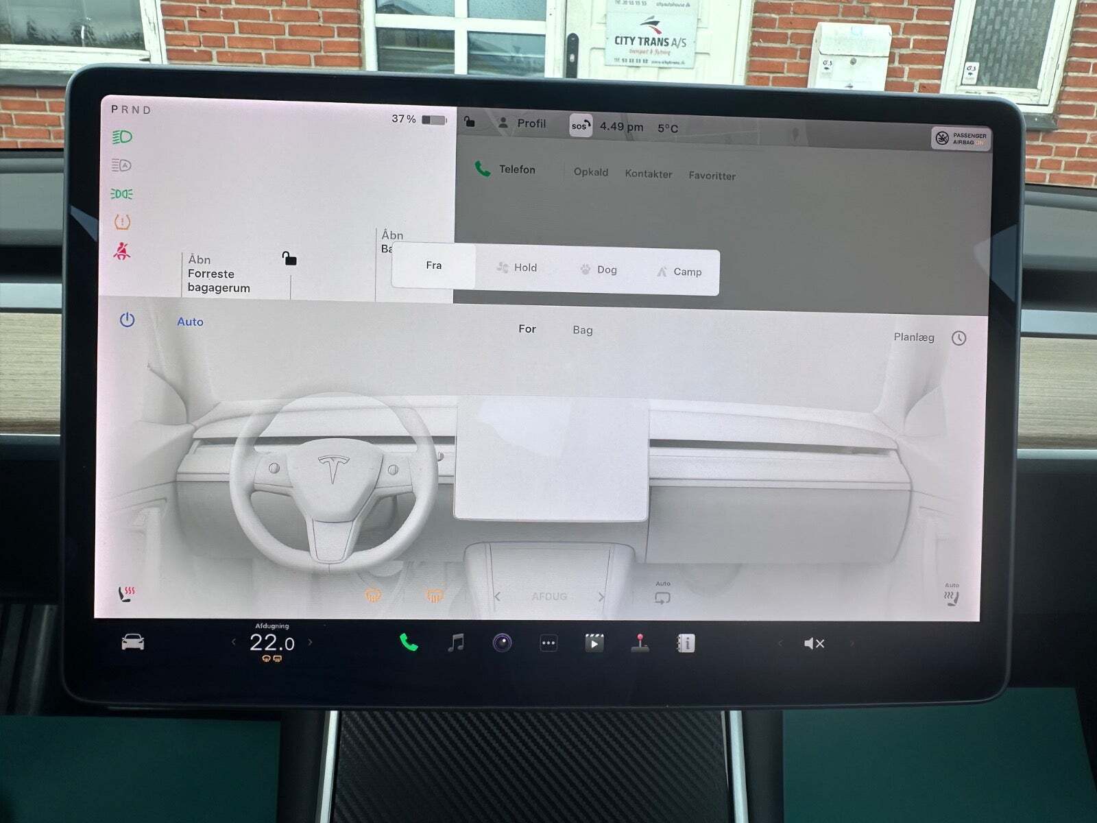 Blå Tesla Model 3 fra 2019