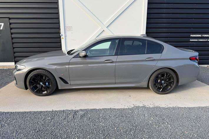 Grå BMW 530e fra 2021