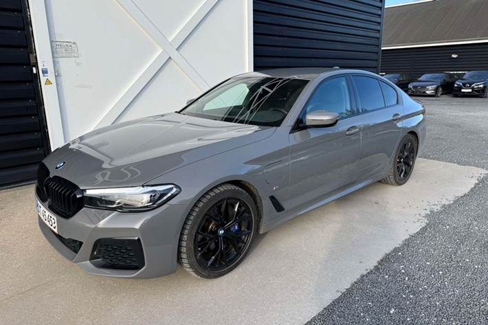 Grå BMW 530e fra 2021
